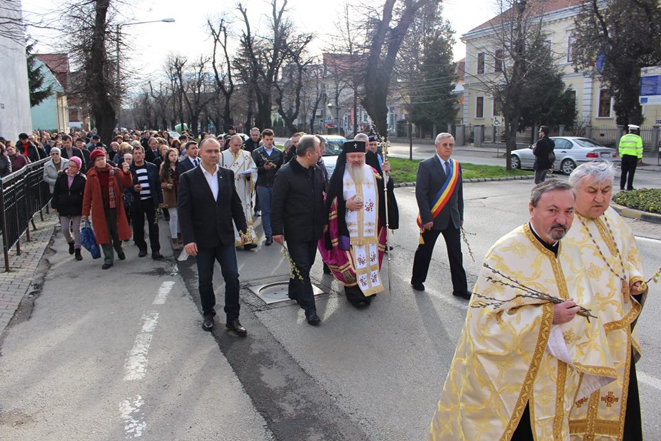 Foto Mulţime de credincioşi pe bulevardele Bistriţei de Florii