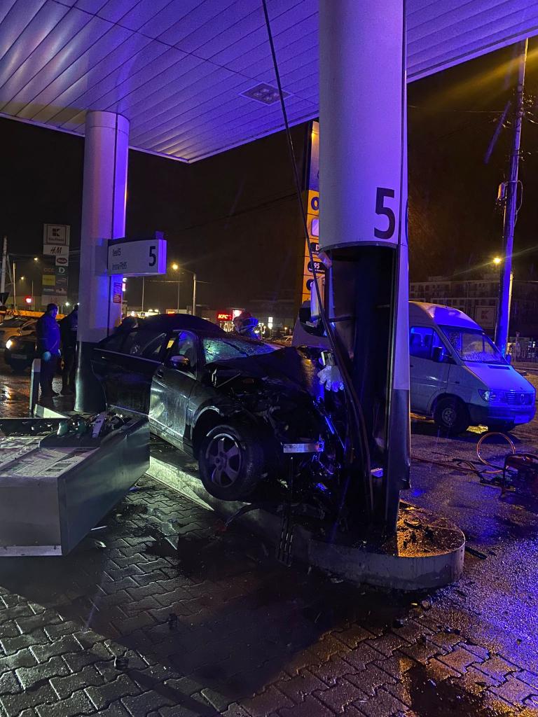 Un B Rbat I O Femeie Transporta I La Spital N Urma Unui Accident