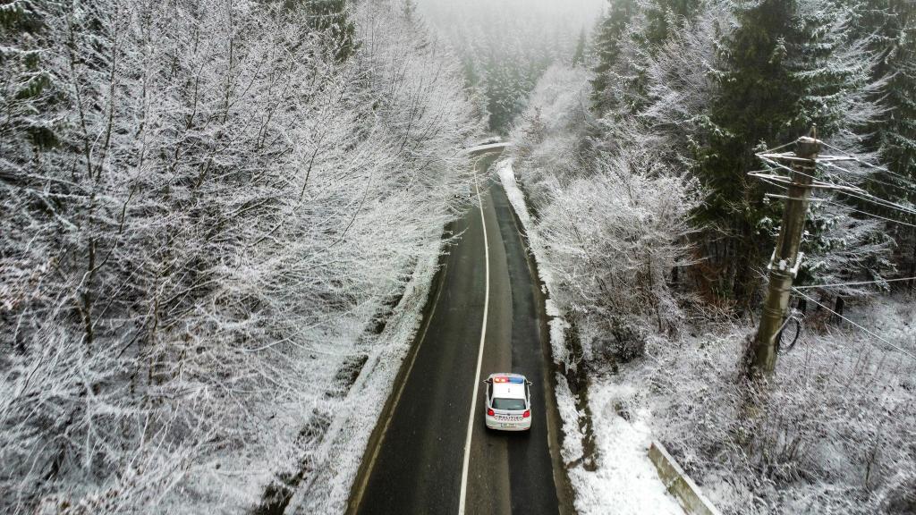 Pe drumurile naţionale din zona de munte a judeţului se circulă în