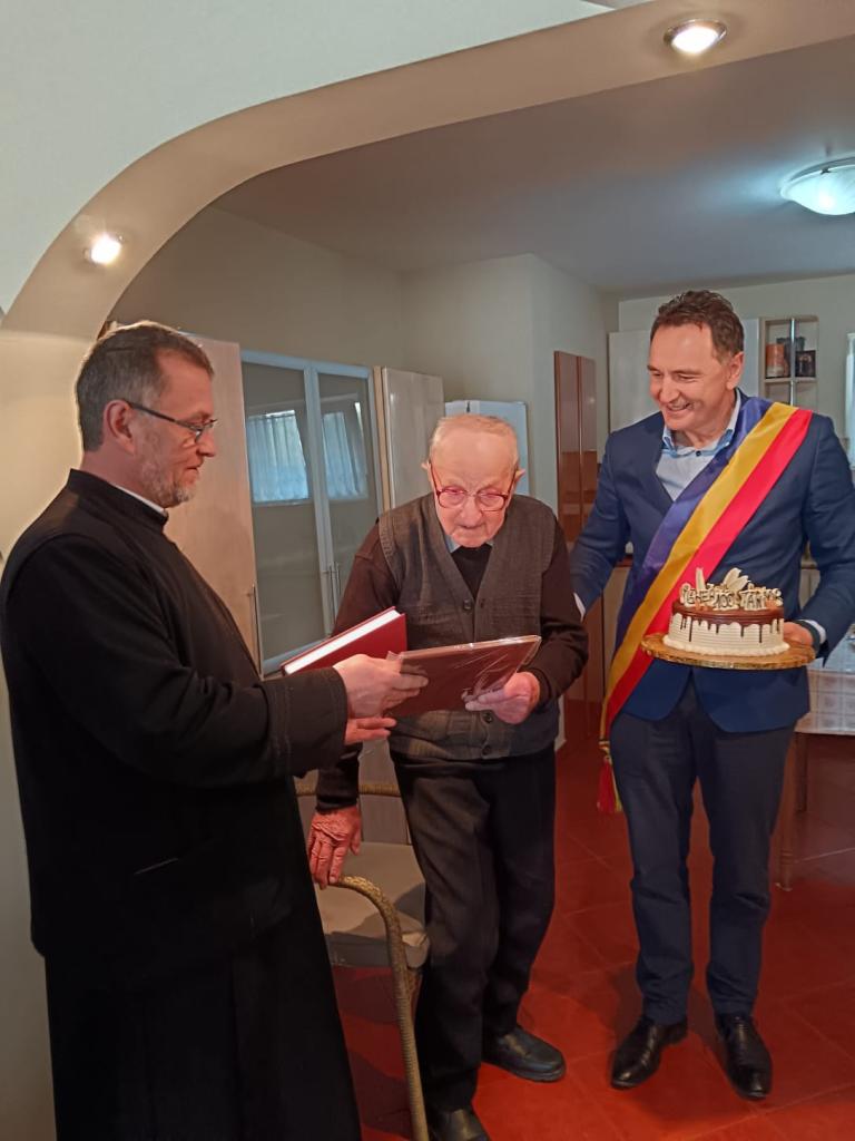 La Centenar Teodor Gherman din Ţăgşoru felicitat de comunitate prin