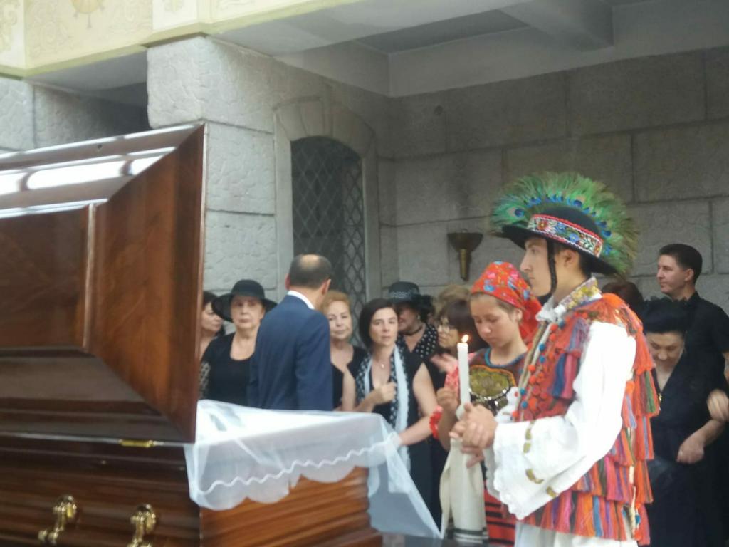 Sentimental Kindness Socialist Foto) Lacrimi de durere la înmormântarea Mariei Butaciu. Sălăuanii, alături  de artişti, au omagiat-o pe doamna cântecului românesc | Răsunetul
