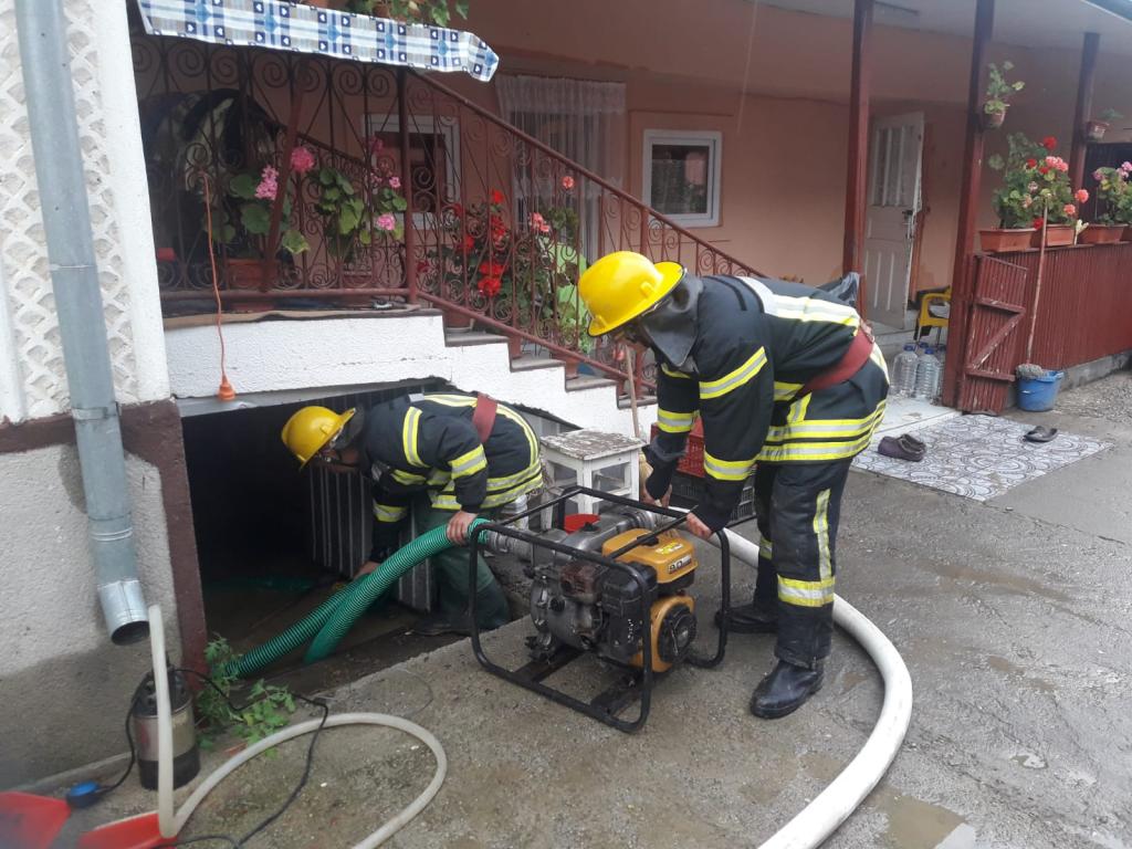 Beciuri și curți inundate la Rodna! Cod portocaliu de inundații pentru ...