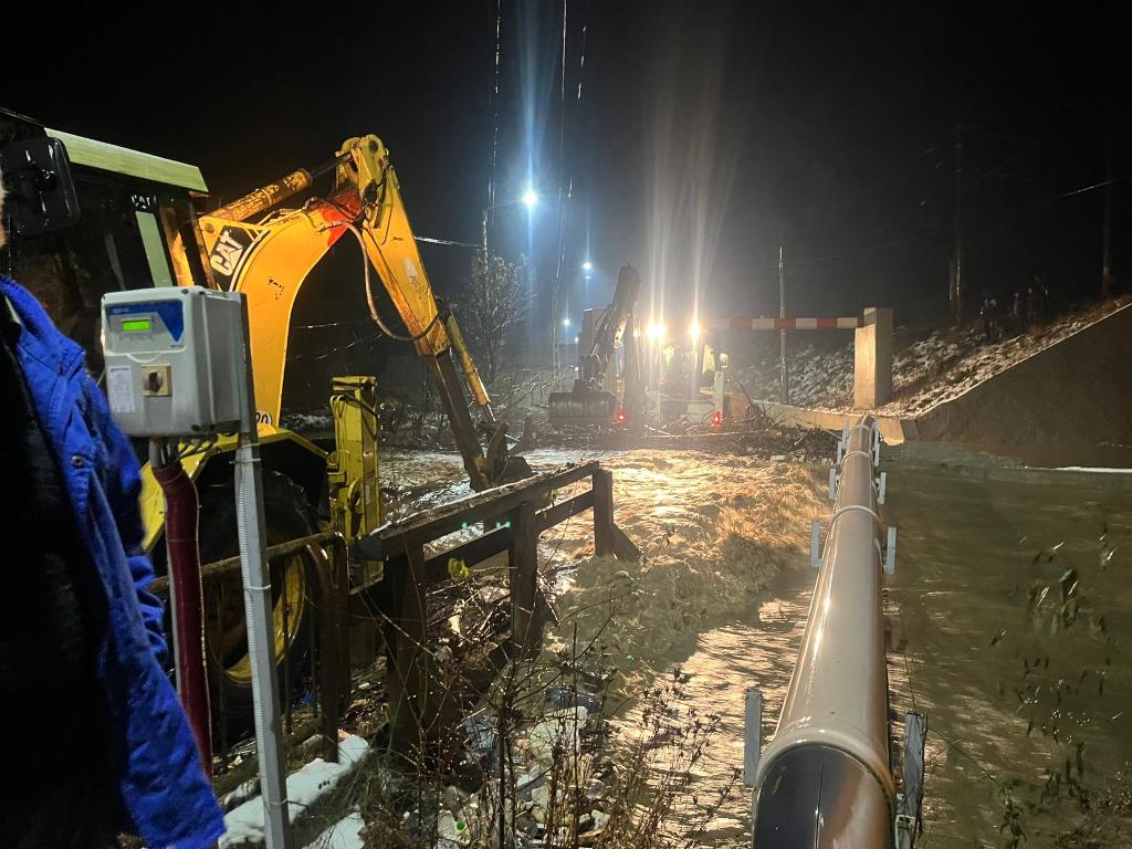 Gospodării izolate la Măgura Ilvei. Râul Ilva are un debit crescut