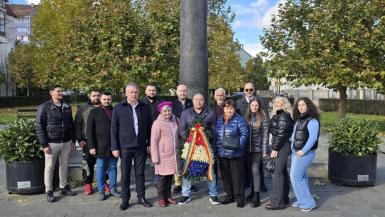De Ziua Armatei Române, liderii AUR Bistrița-Năsăud au depus astăzi o jerbă de flori la Monumentul Eroilor din piața Petru Rareș image 1