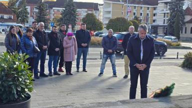 De Ziua Armatei Române, liderii AUR Bistrița-Năsăud au depus astăzi o jerbă de flori la Monumentul Eroilor din piața Petru Rareș image 2