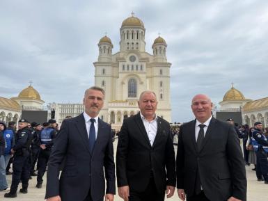 Conducerea judeţului, ministru şi parlamentarii bistriţeni, la Sfinţirea Catedralei Mântuirii Neamului image 2