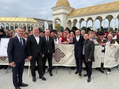 Conducerea judeţului, ministru şi parlamentarii bistriţeni, la Sfinţirea Catedralei Mântuirii Neamului image 1