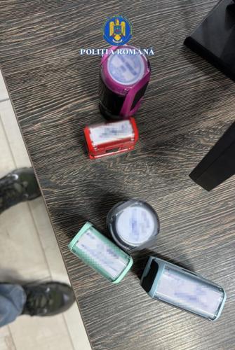 Percheziții domiciliare efectuate într-un dosar de infracțiuni economice. Prejudiciul este estimat la 1,6 milioane lei image 3