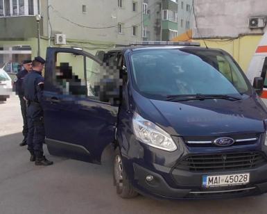 O minoră şi un tânăr care dețineau droguri prinşi pe strada Dragoș-Vodă de jandarmii bistrițeni